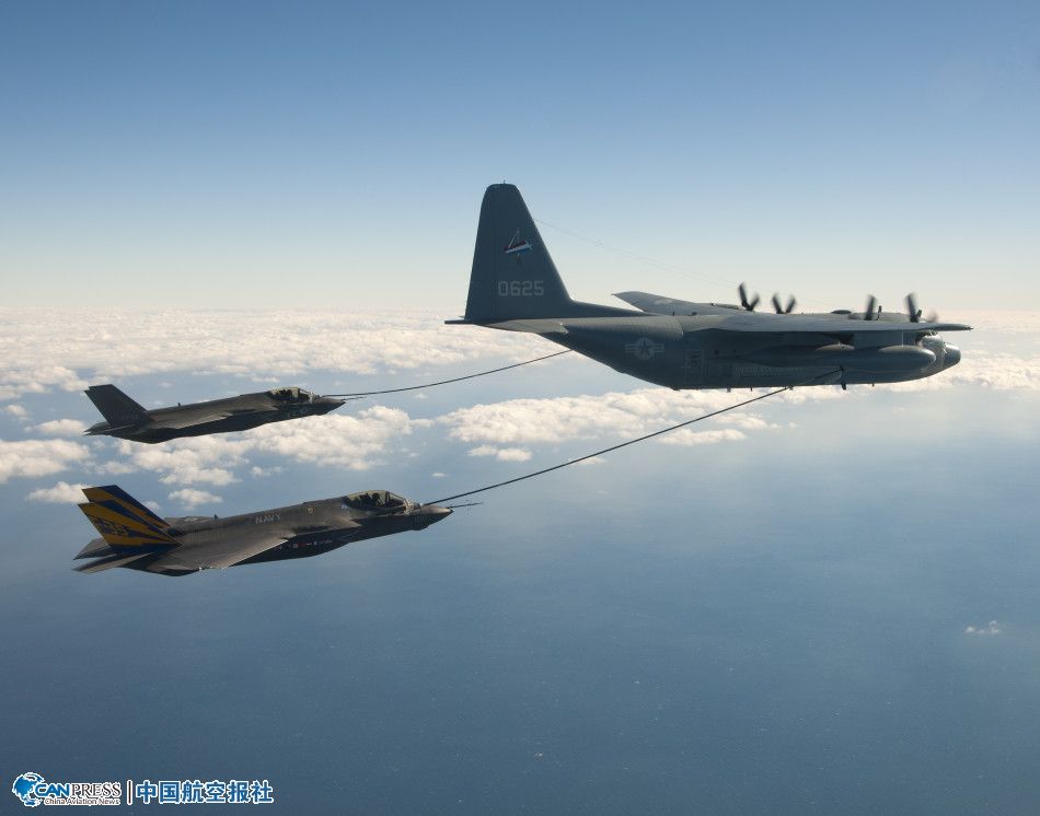F-35C�״ν���˫��ͬʱ���м���