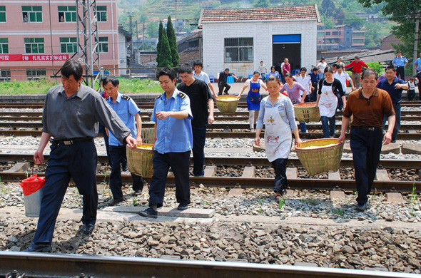 各级组织慰问受灾铁路职工家属