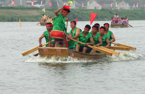 位于兴化城北的乌巾荡畔彩旗飘扬