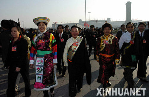 10月21日,中国共产党第十七次全国代表大会闭幕会将在北京人民大会堂举行。这是代表步入会场。