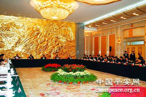 周永康:高举旗帜突出重点 加强社会治安综合治