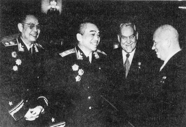 图为叶剑英(左一)与彭德怀(左二)率中国代表团在苏联