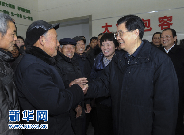 胡锦涛考察江苏华西村等地 在中学种下银杏树