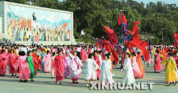  6��19�գ����ʴ�ѧ�����׶�ƽ���Ŀ����Ź㳡�������衣�����ǳ�������쵼�˽����ս��뵳���빤��43��������գ���ǡ�����ڣ���������ѧ����ƽ������Ҫ�㳡���м�����ᣬ���Ƚ��ա�