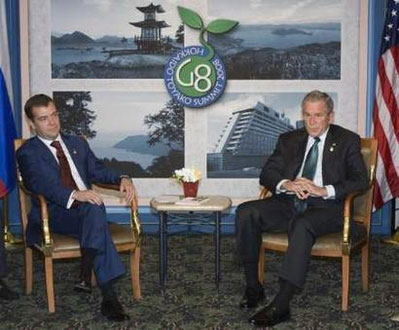 布什和梅德韦杰夫G8峰会上聚首互给对方